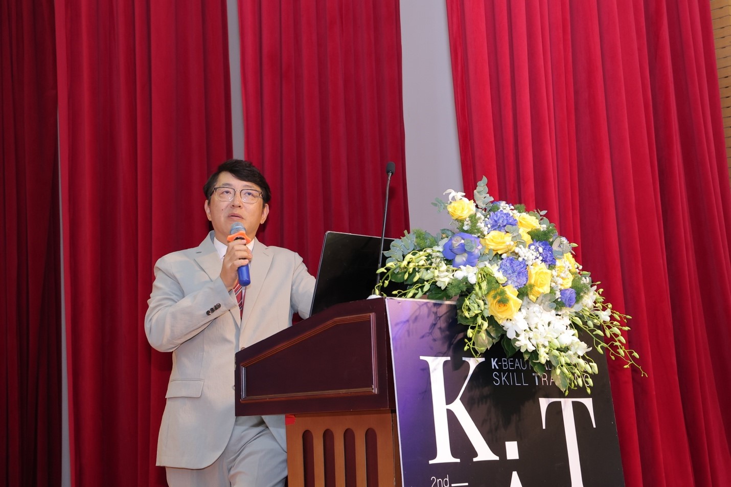 Bác sĩ thẩm mỹ Việt Nam học kỹ thuật tiên tiến từ chuyên gia Hàn Quốc tại K.A.T