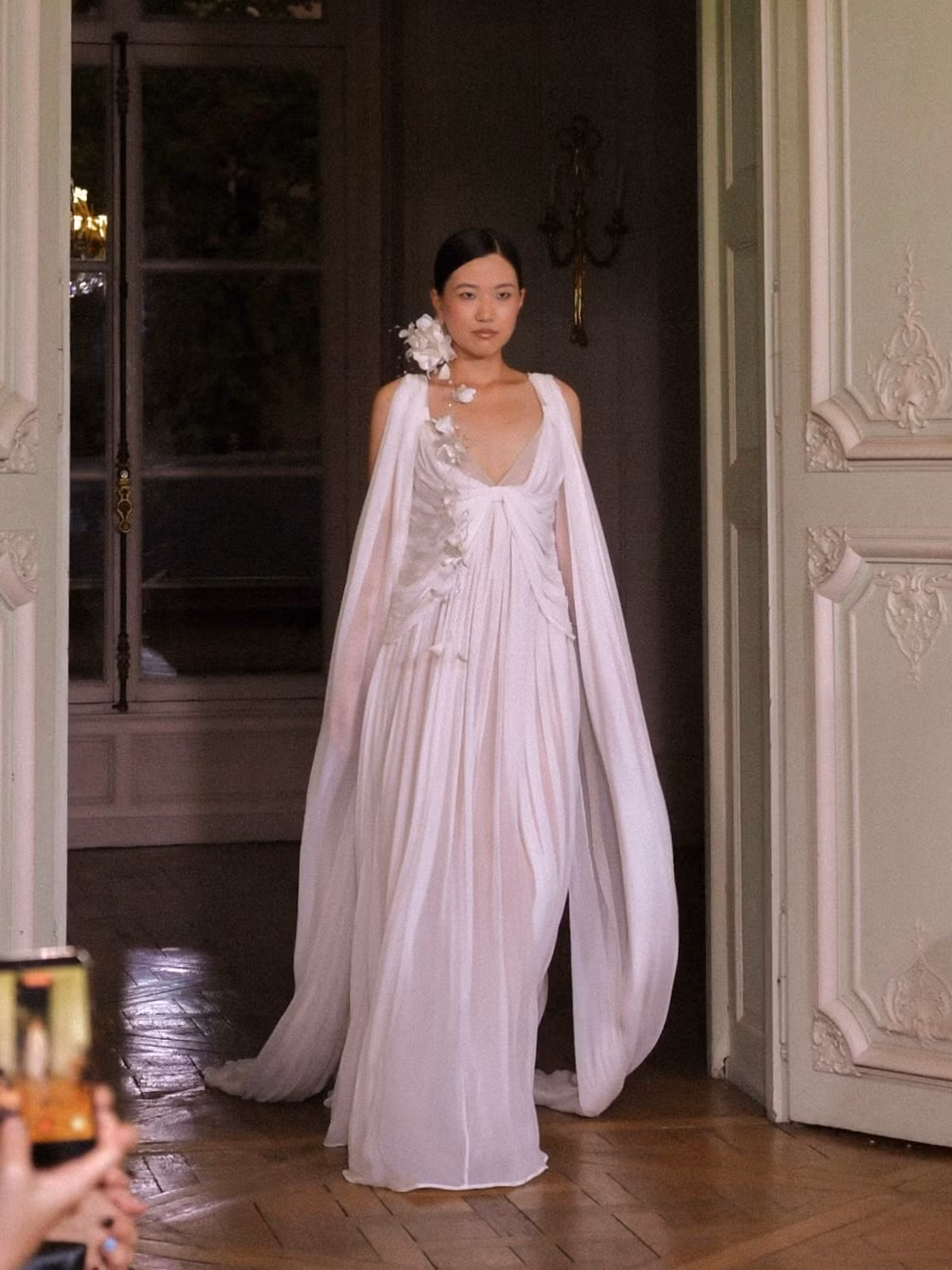 Lụa Bảo Lộc và ký ức Huế: thời trang di sản trên sàn diễn Paris