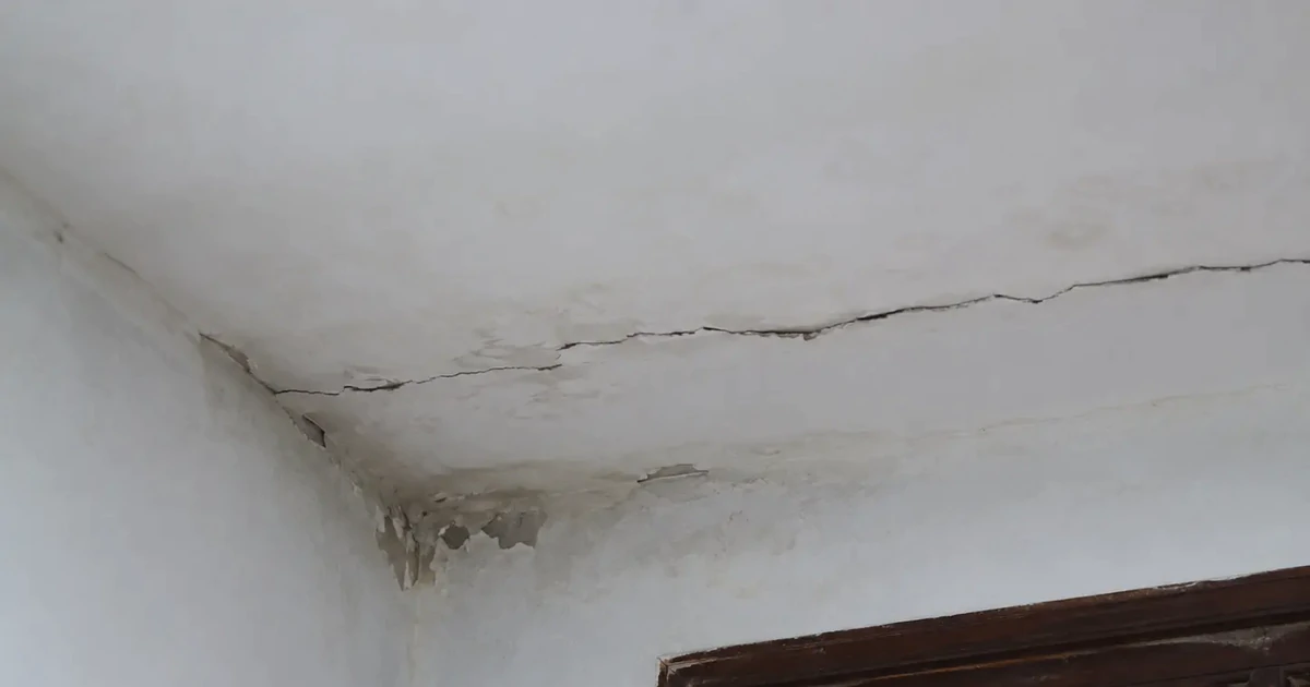 Những dấu hiệu cảnh báo vết nứt trần nhà trước khi xảy ra sự cố nguy hiểm