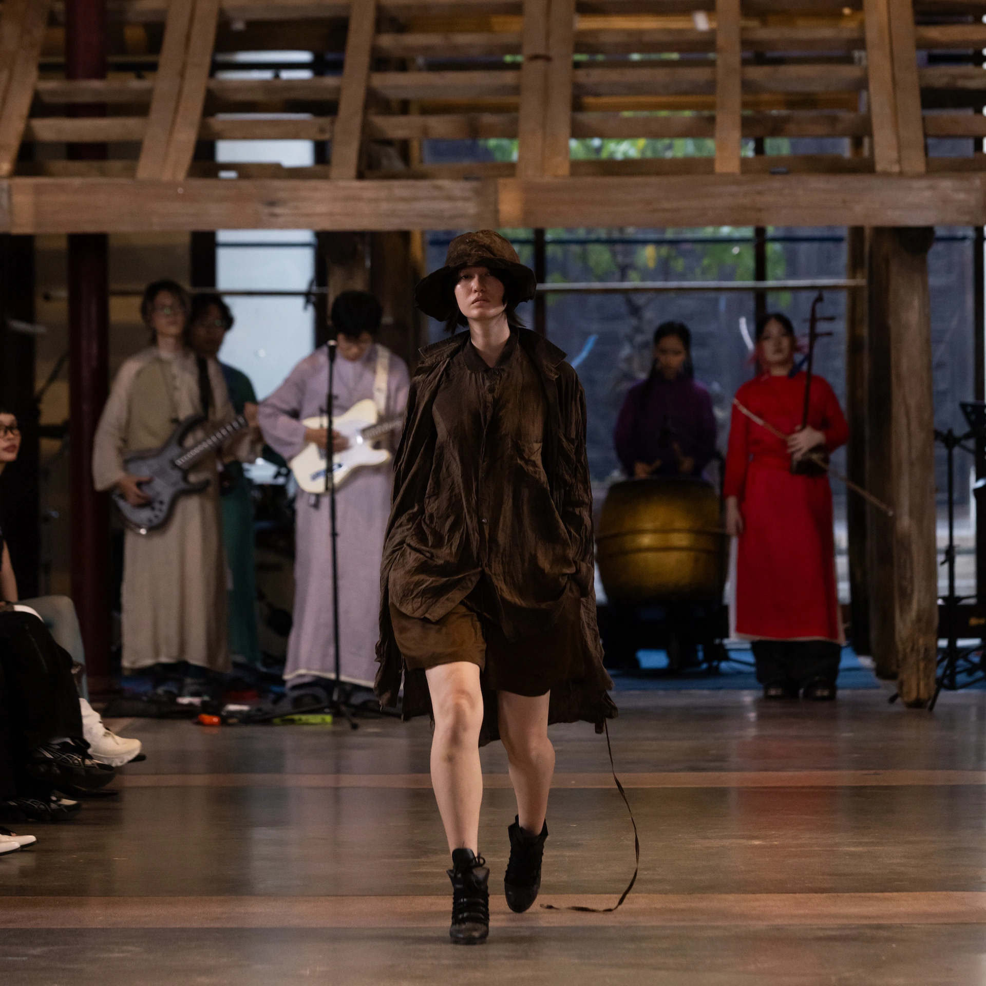 Từ thủ công truyền thống đến runway đương đại: di sản Việt bước vào xu hướng