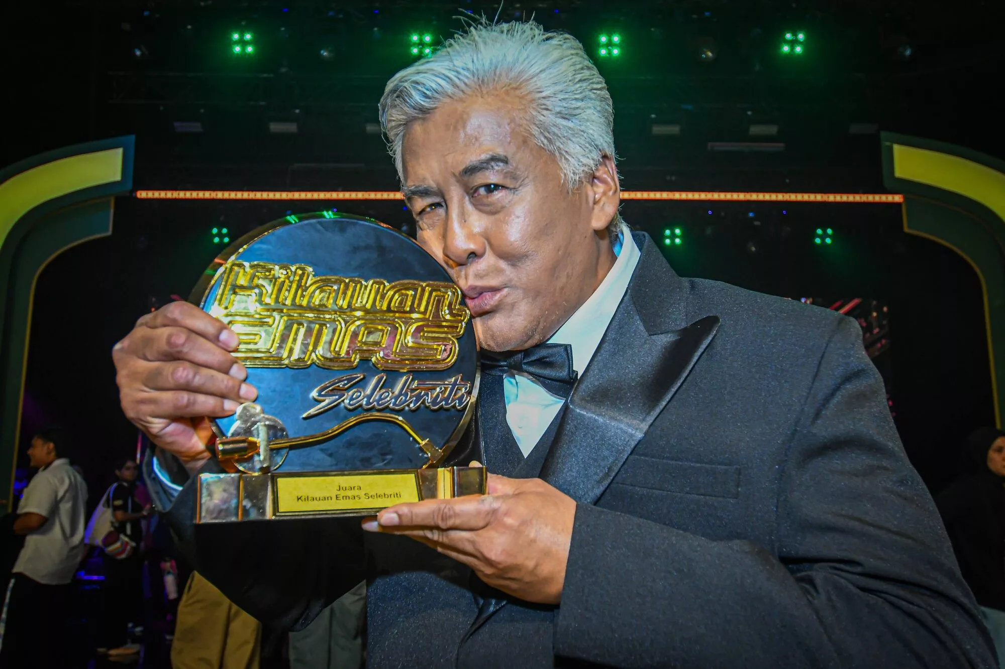 Bagaimana Dedikasi Seumur Hidup Terbayar: Pelakon 72 Tahun Juara Kilauan Emas Selebriti