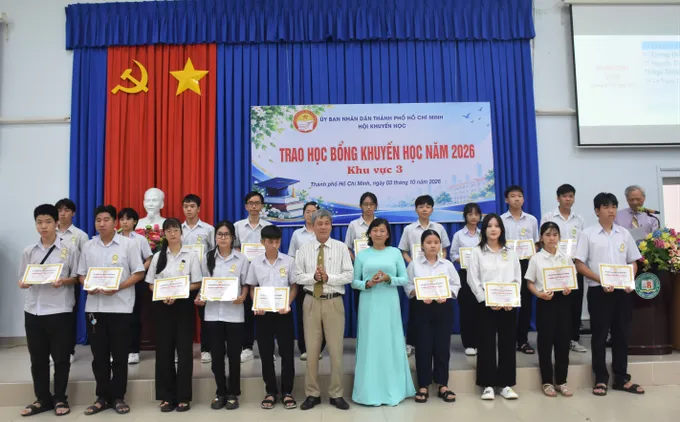 Học bổng khuyến học: Cánh cửa đổi đời cho học sinh vượt khó