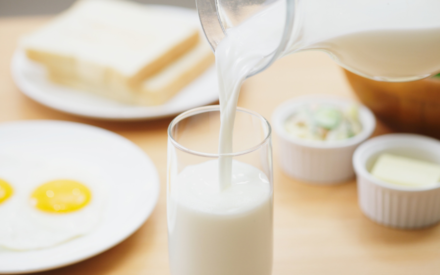 Sữa có gây dậy thì sớm ở trẻ em? Nhìn lại nỗi lo sai chỗ
