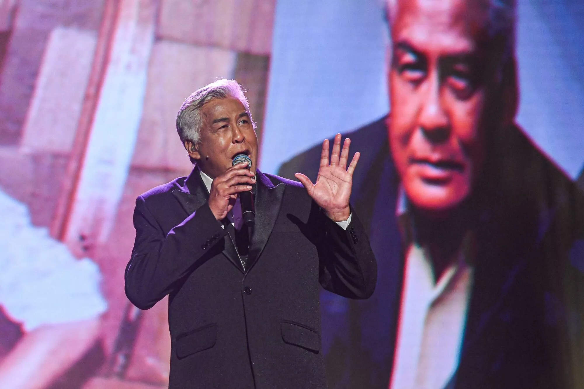 Bagaimana Dedikasi Seumur Hidup Terbayar: Pelakon 72 Tahun Juara Kilauan Emas Selebriti