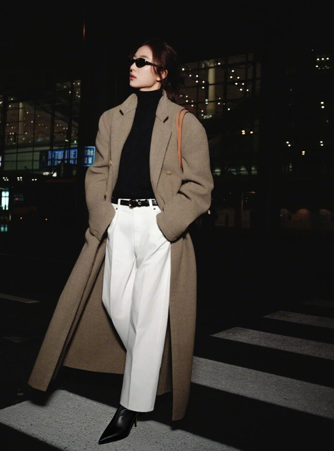 Tôn Thiên Tỏa Sáng Tại Paris Fashion Week Với Sơ Mi Gợi Cảm