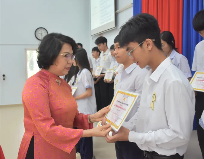 Học bổng khuyến học: Cánh cửa đổi đời cho học sinh vượt khó