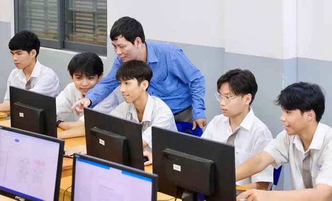 Giáo dục AI bắt buộc: Nhà trường sẵn sàng đến đâu?