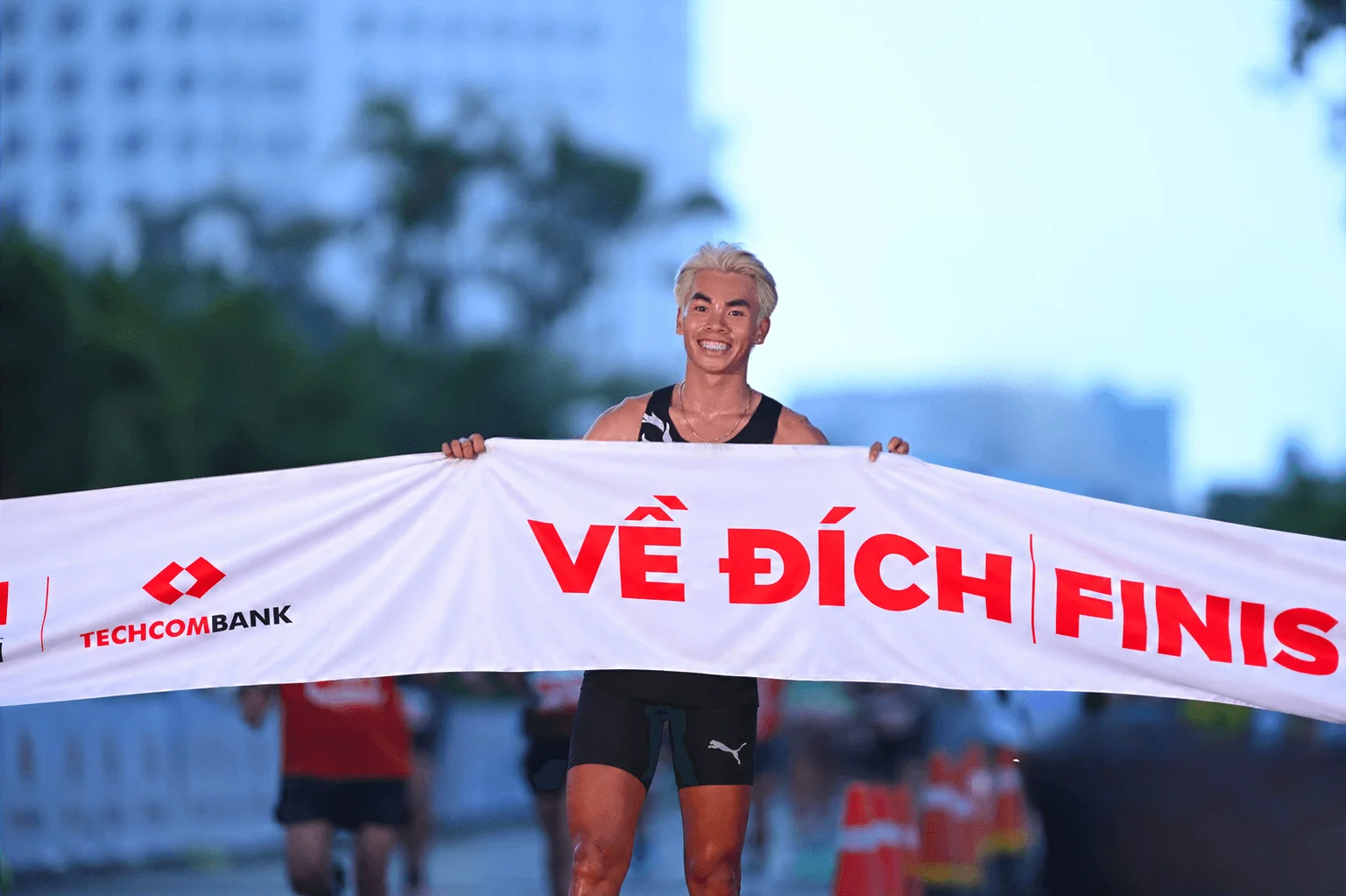 Nguyễn Thị Oanh và Phạm Thị Hồng Lệ tỏa sáng tại Marathon Quốc tế Hà Nội