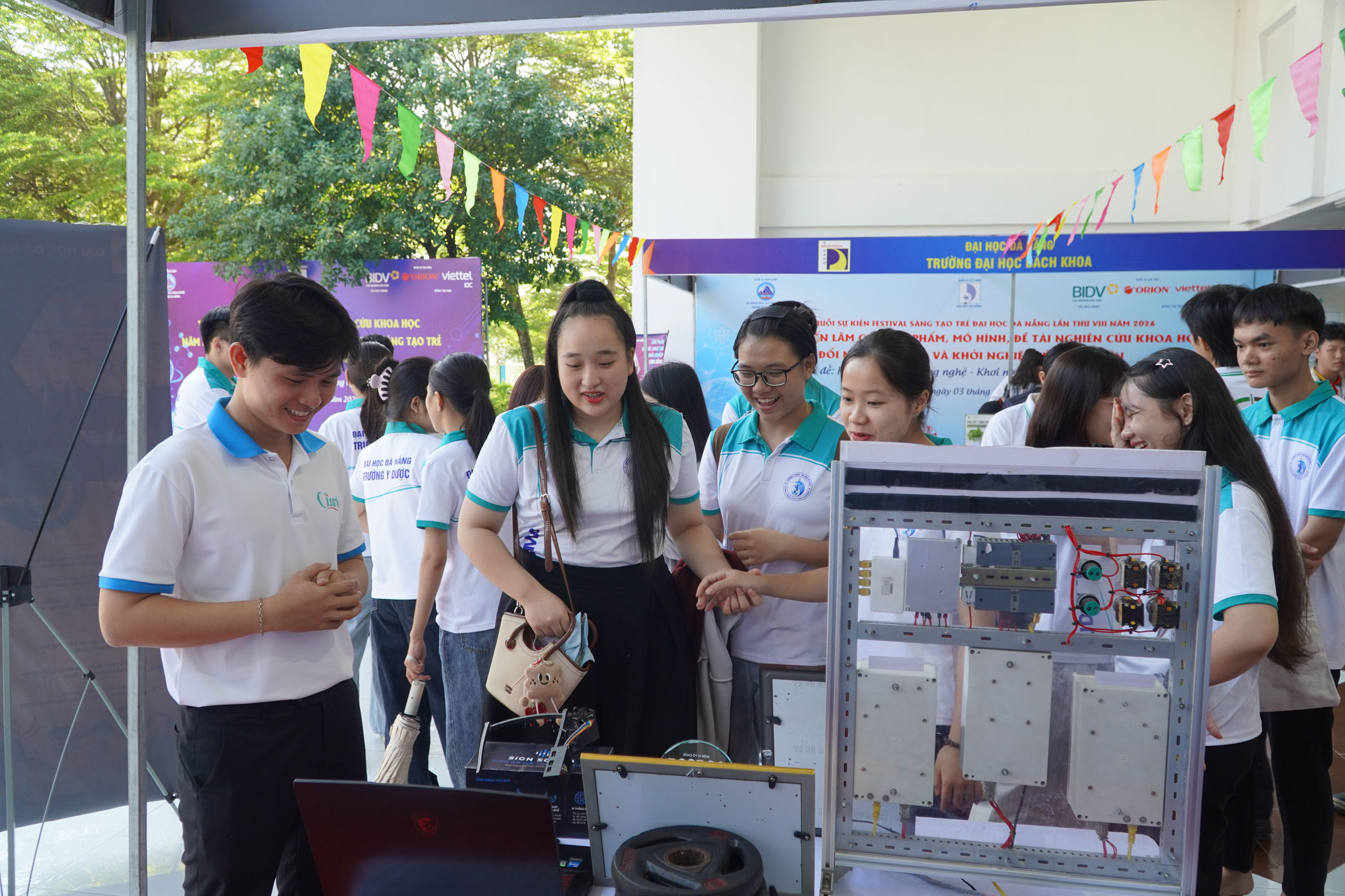 Từ phòng thí nghiệm đến sân khấu: Sinh viên đưa nghiên cứu ra đời sống