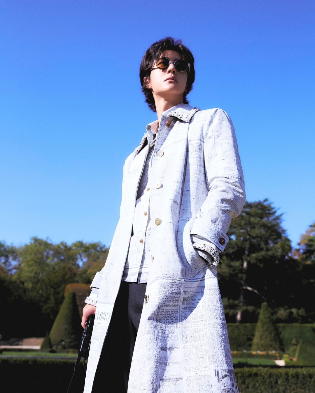 Họa tiết báo in Chanel và cuộc chơi menswear của sao nam