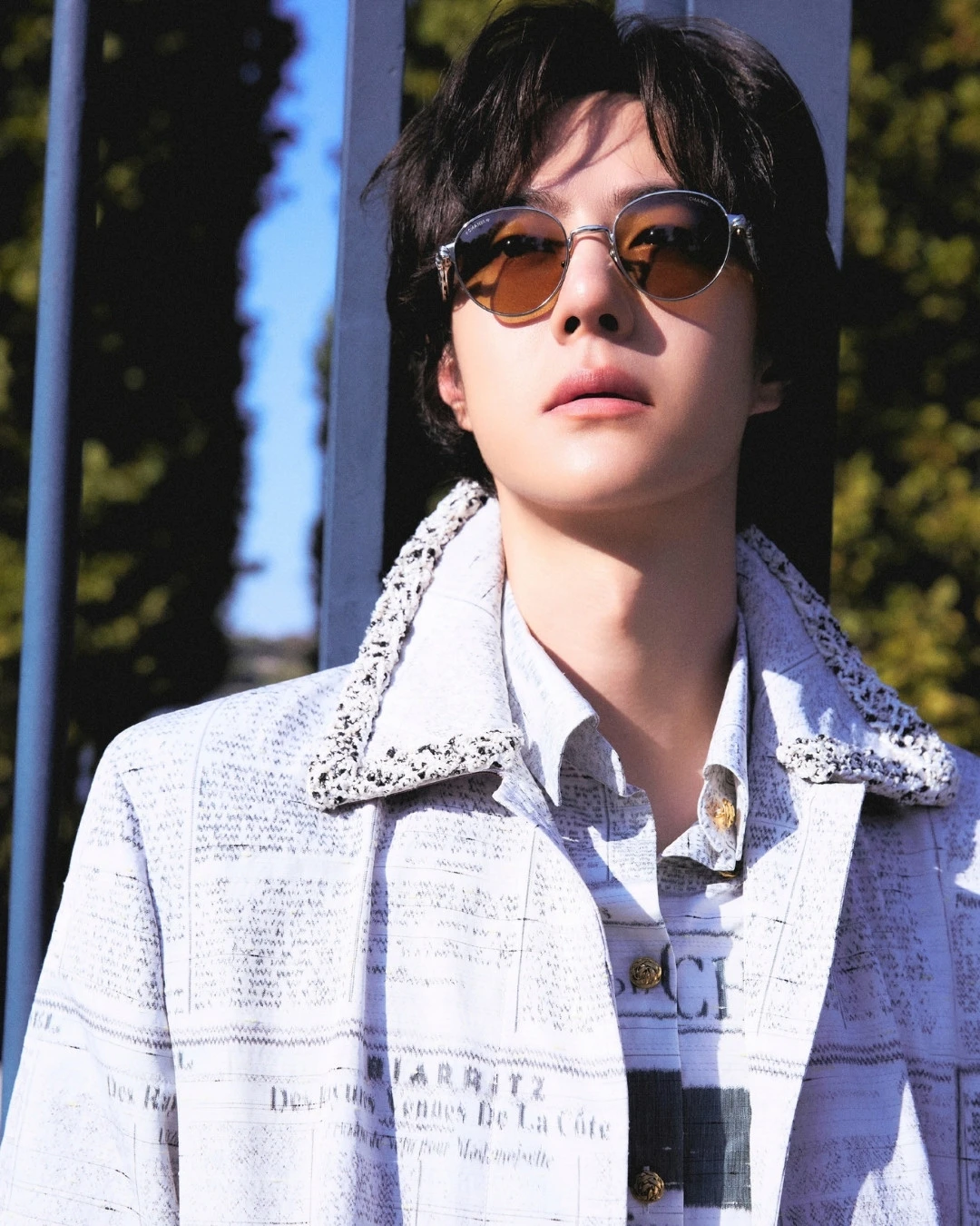 Họa tiết báo in Chanel và cuộc chơi menswear của sao nam