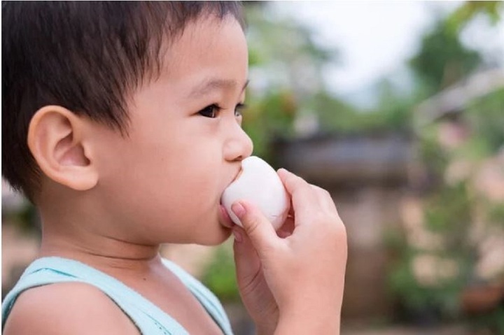 Trứng có hại gan không? Bác sĩ giải thích liều lượng an toàn
