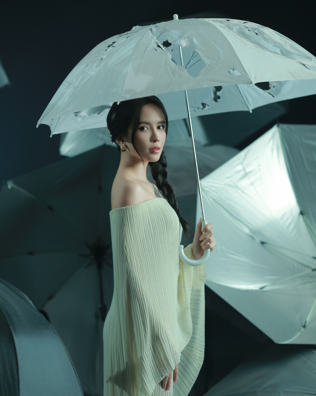 Chiếc ô rách trong MV Tạnh Mưa: khi tổn thương trở thành hy vọng