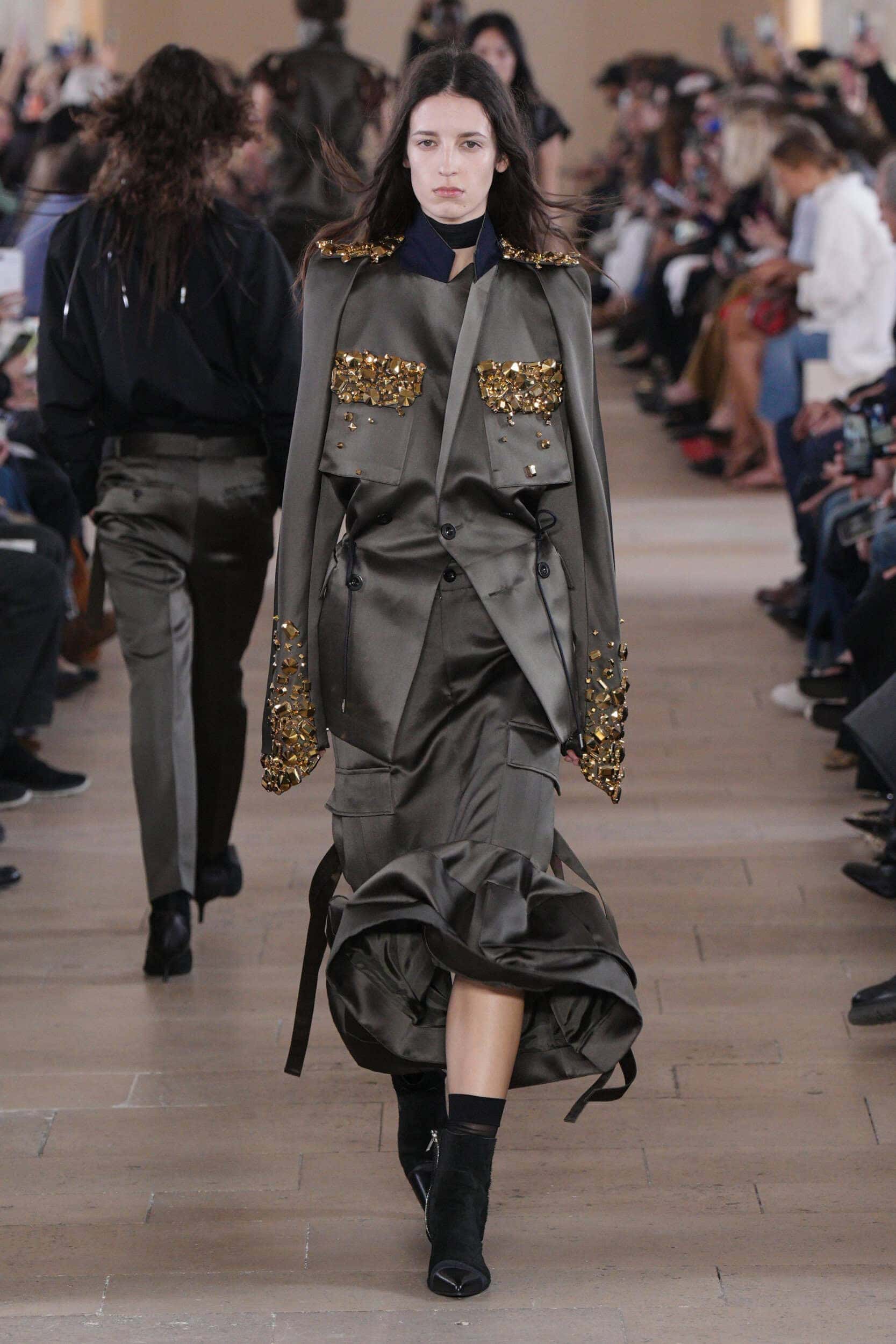 Minimalisme Versus Tailoring Eksperimental di Pentas Musim Semi