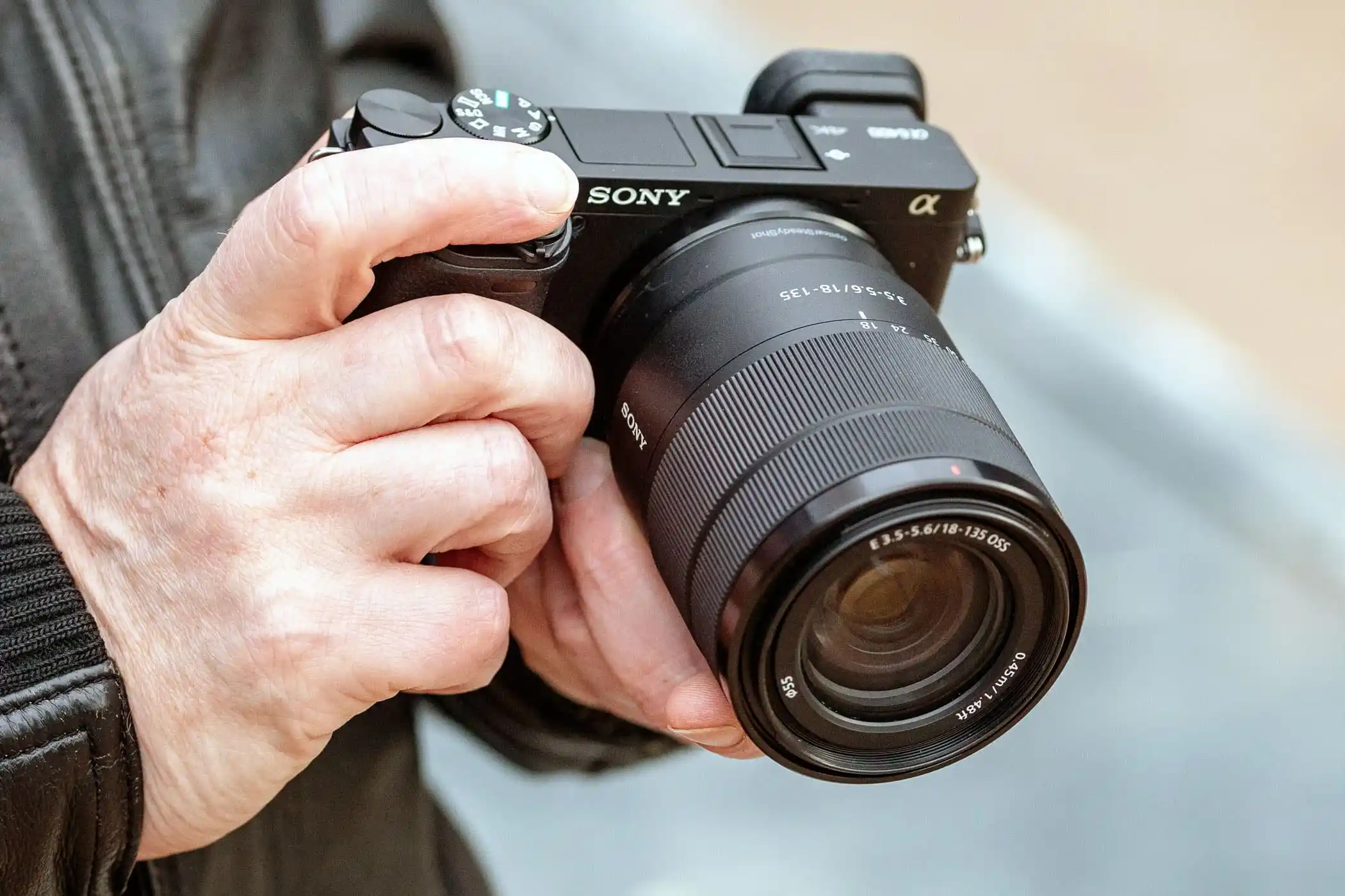 Sony A7 III giảm giá và Alpha 6400: nên chọn máy nào?