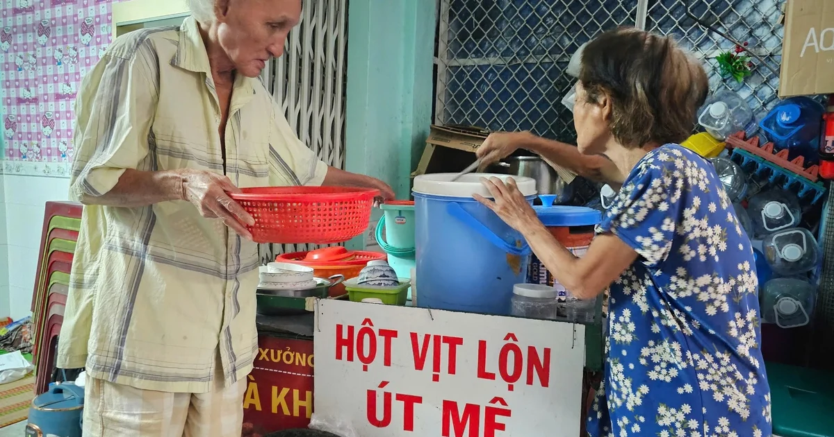 Những tiểu thương tuổi cao bám vỉa hè và gánh nặng gia đình