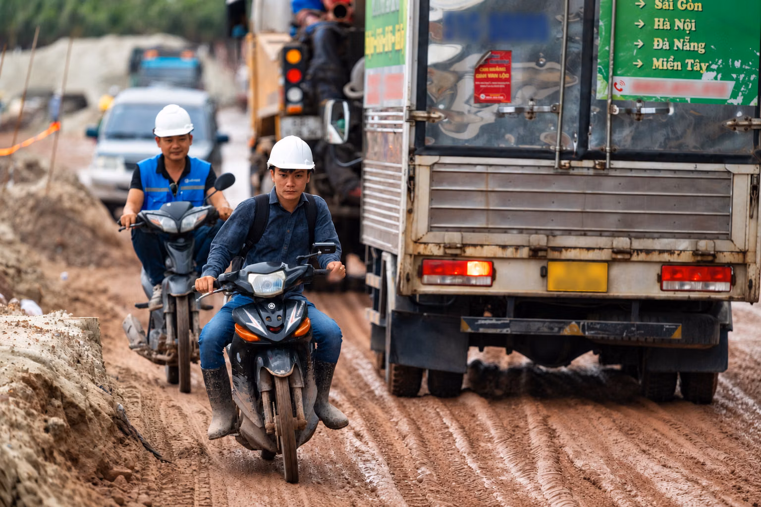 Hàng nghìn công nhân xuyên đêm giữ nhịp hai công trình APEC tại Phú Quốc