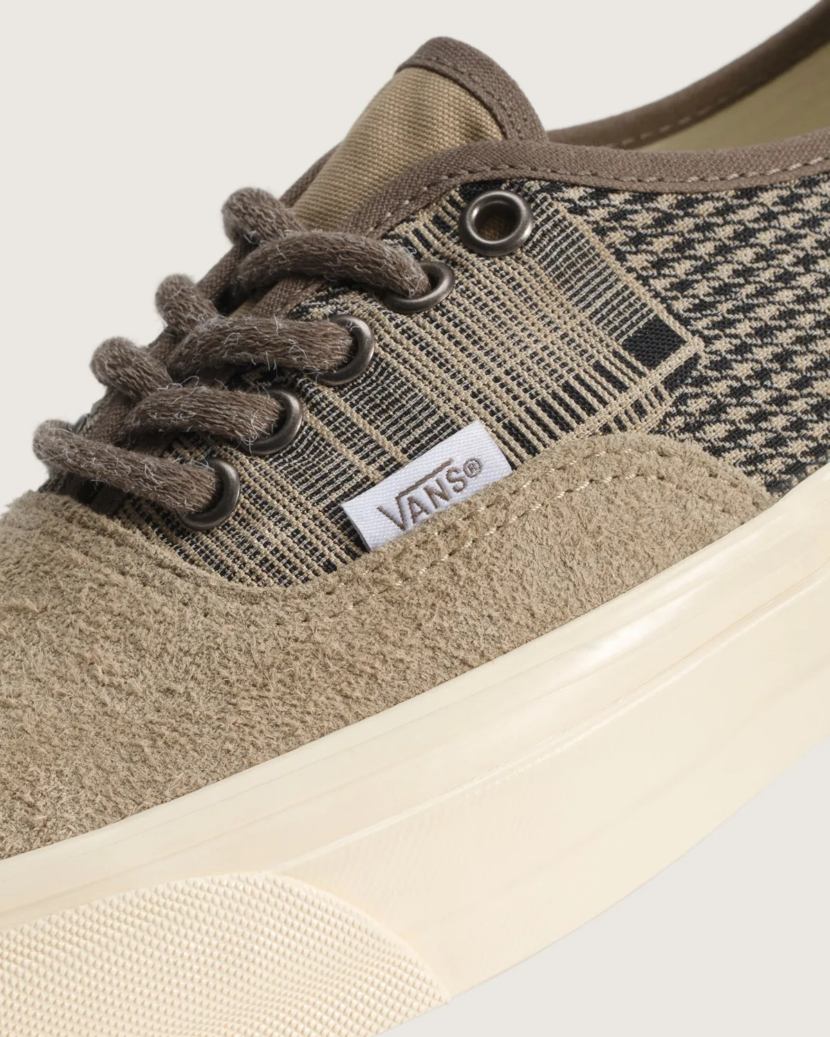 Vans Authentic và Nike Retro: bảng màu mùa thu cho huyền thoại sneaker