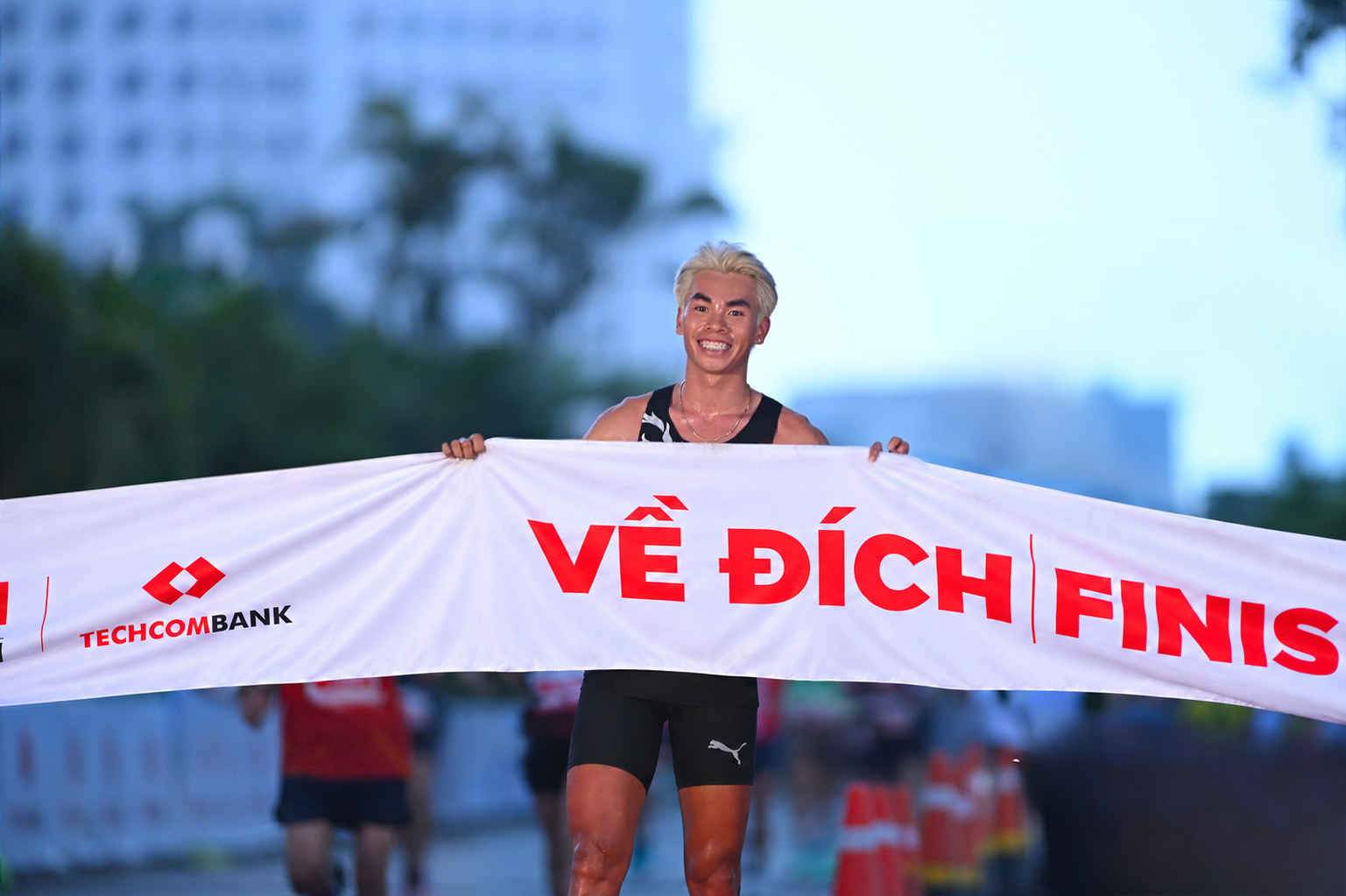 Runner Việt áp đảo đối thủ châu Phi tại Marathon Hà Nội