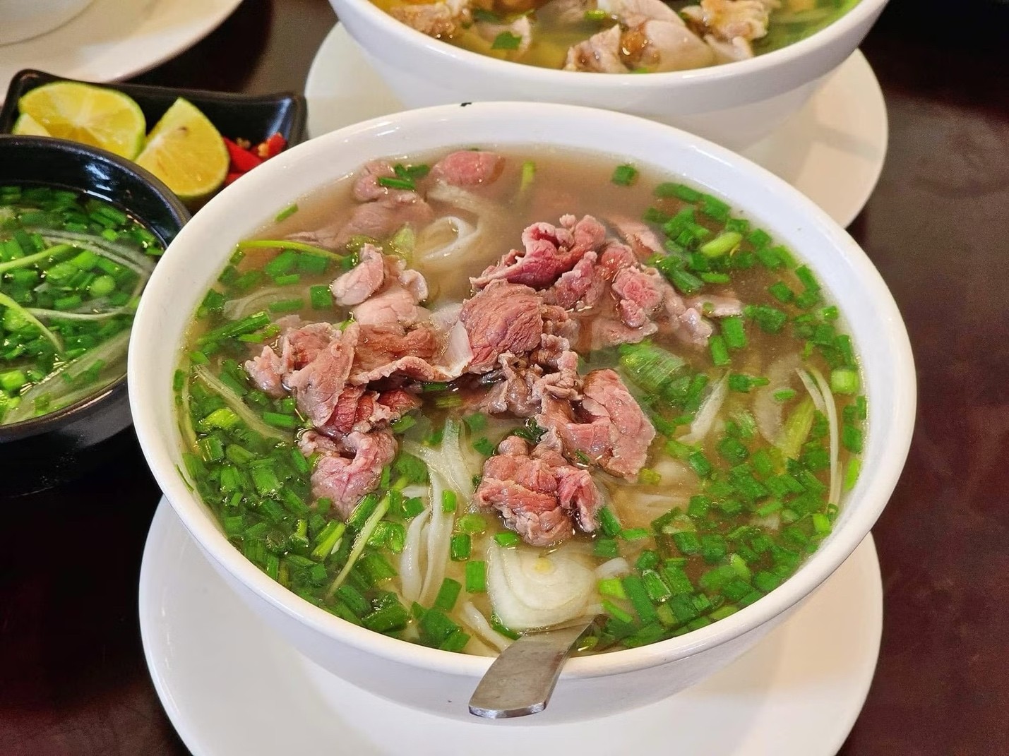 Những món ăn đường phố Hà Nội mùa lạnh khiến người ta xếp hàng
