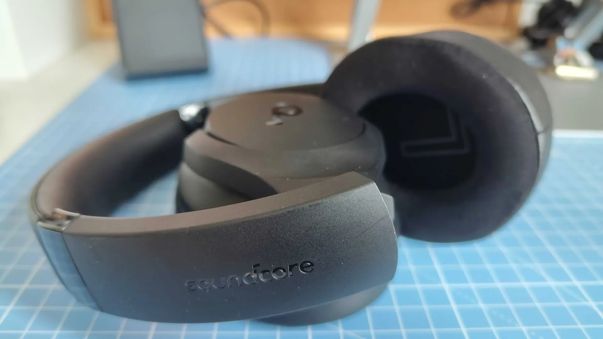 Tai nghe chống ồn giá rẻ Anker Q20i và JBL Tune Buds có đáng mua?