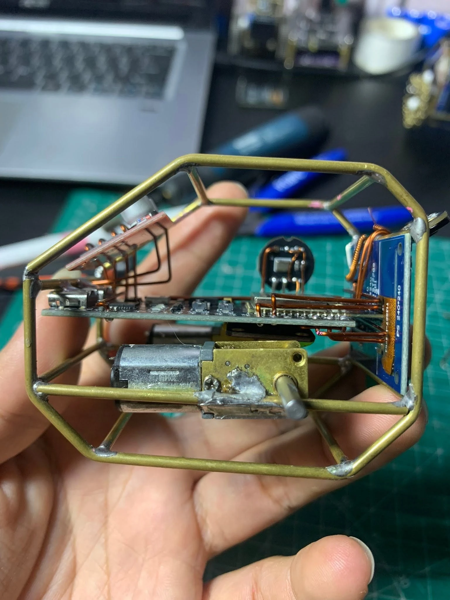 Từ dây đồng đến robot chuyển động: Hướng dẫn làm robot DIY cho người mới bắt đầu