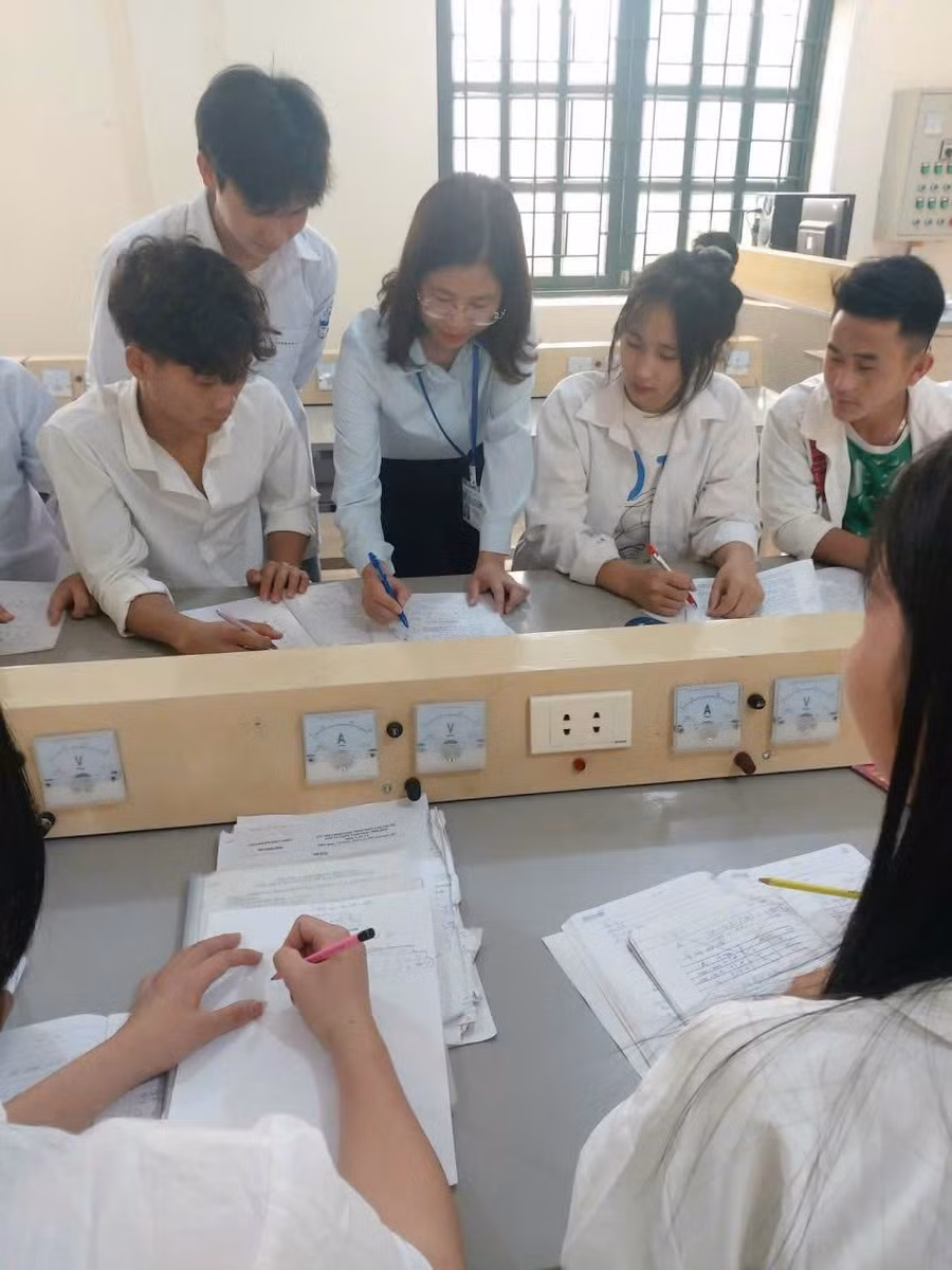 Cô giáo vật lí ở vùng sâu khơi dậy đam mê khoa học