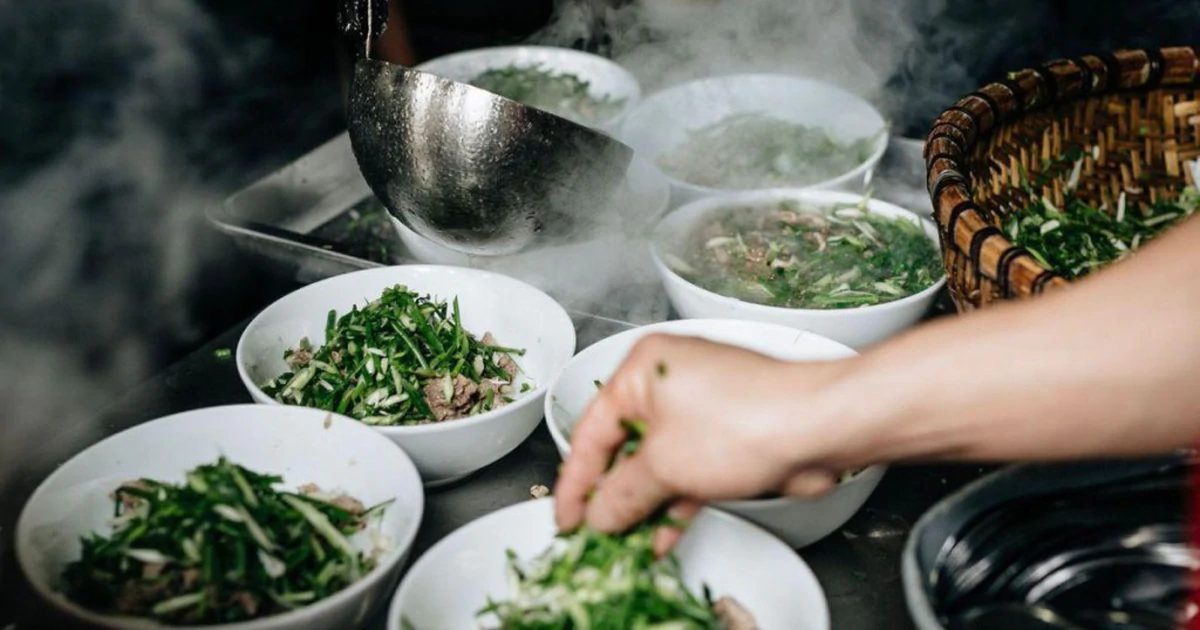 Những món ăn đường phố Hà Nội mùa lạnh khiến người ta xếp hàng