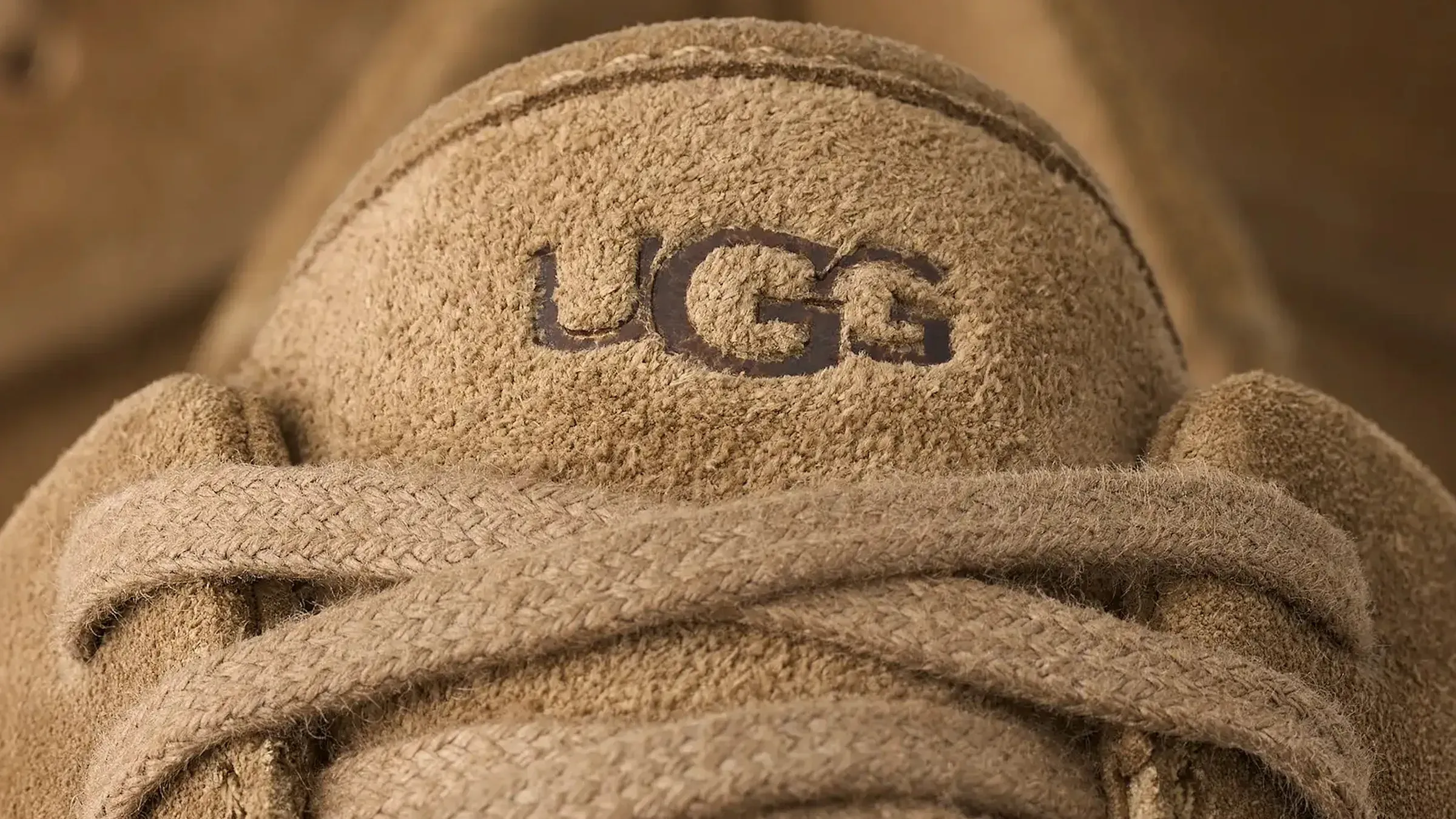 Từ Ugg Đến Vans: Giày Thoải Mái Lên Ngôi Thời Trang Đương Đại