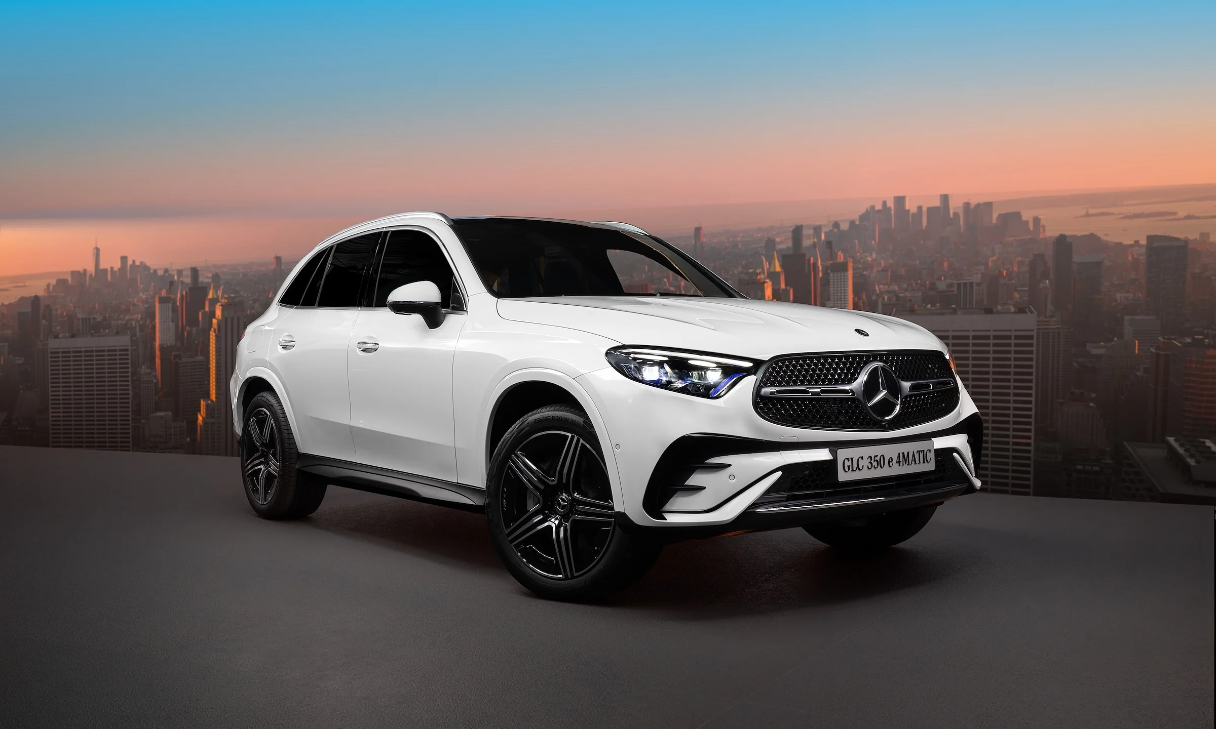 Mercedes GLC PHEV giảm hơn 300 triệu: có đáng chọn hơn SUV điện thuần?
