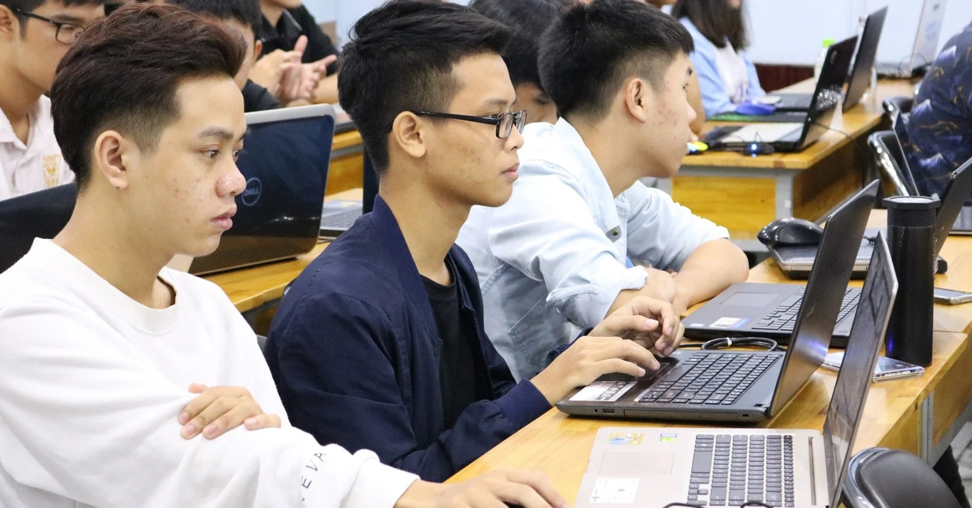 Sinh viên tự tin về AI nhưng nhà tuyển dụng chỉ hài lòng 15%
