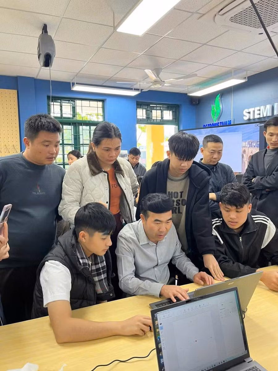 Cô giáo vật lí ở vùng sâu khơi dậy đam mê khoa học