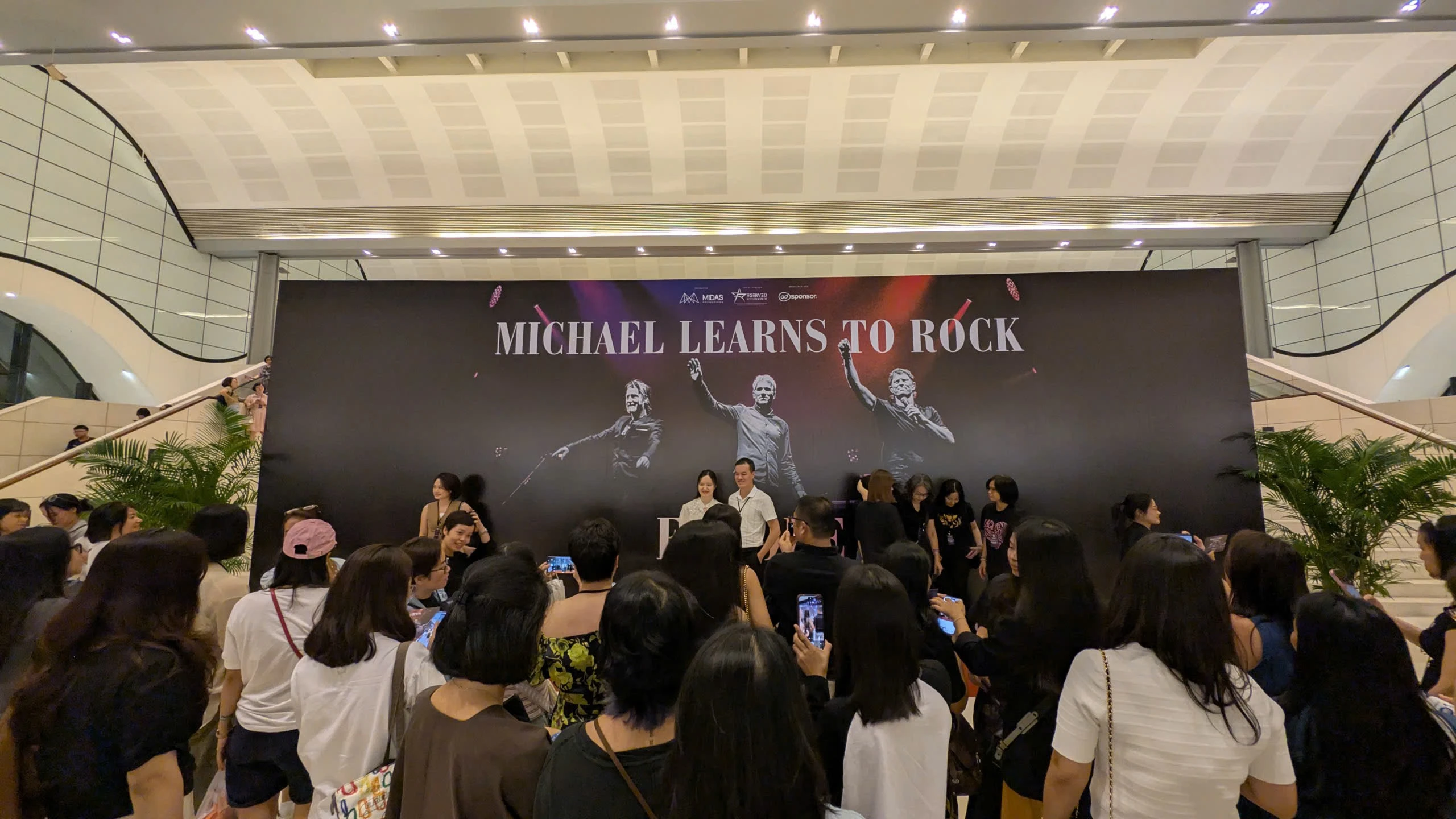 Michael Learns to Rock khép lại tour toàn cầu bằng một đêm Hà Nội hát cùng thanh xuân