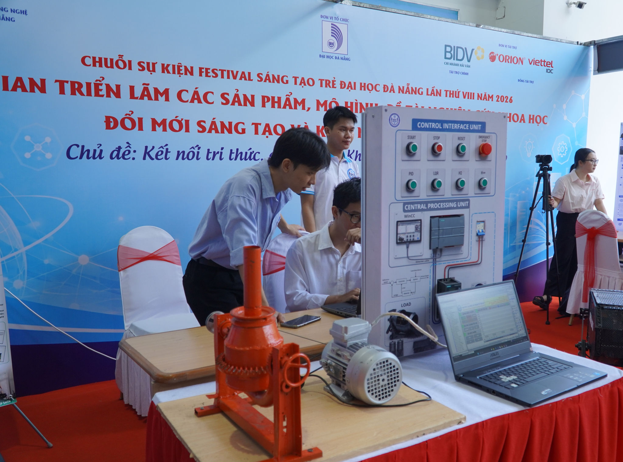 Từ phòng thí nghiệm đến sân khấu: Sinh viên đưa nghiên cứu ra đời sống
