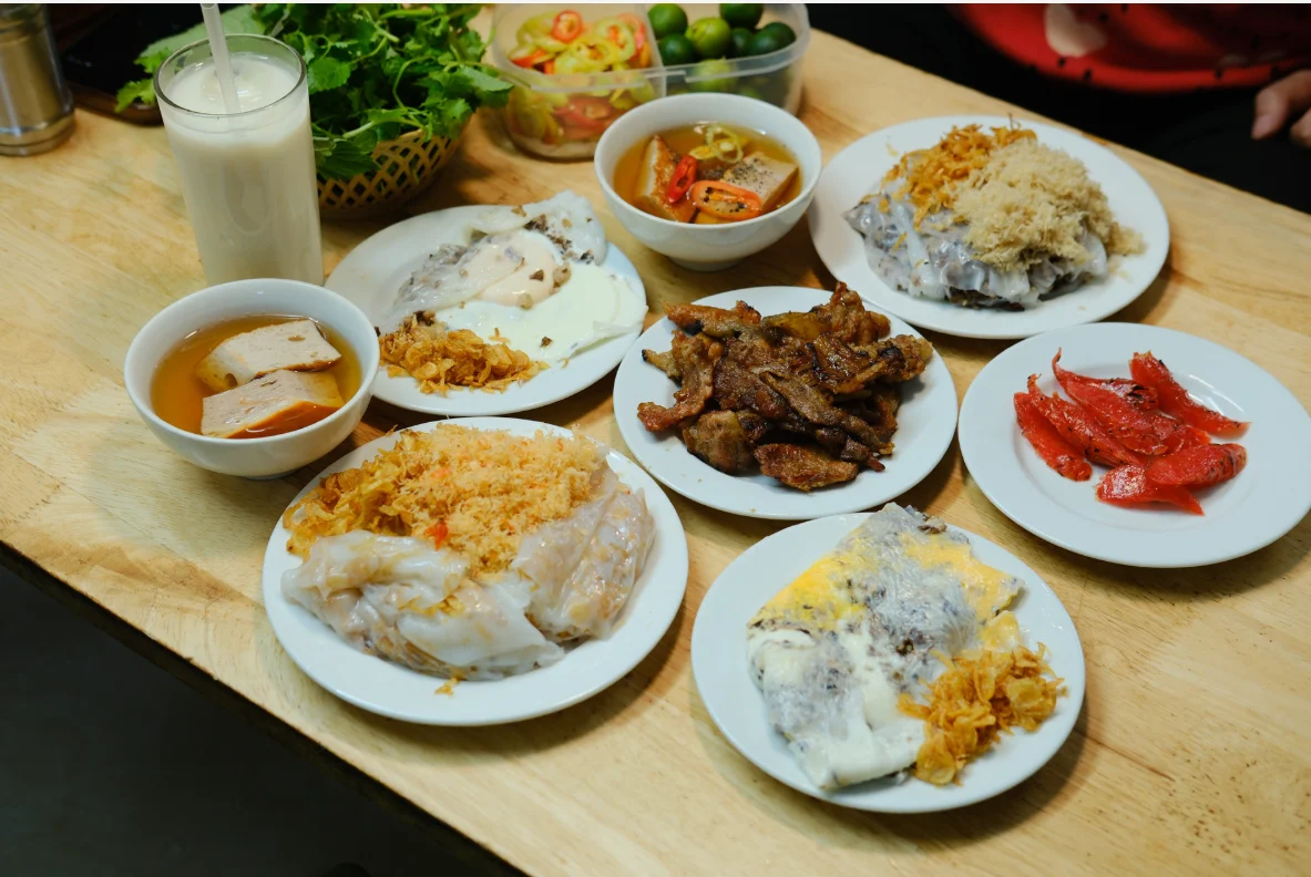 Những quán ăn núp trong ngách phố cổ Hà Nội vẫn kín khách