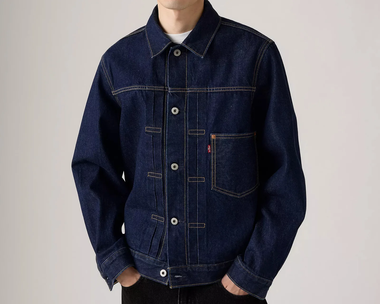 Áo khoác denim và bomber huyền thoại giảm giá sâu