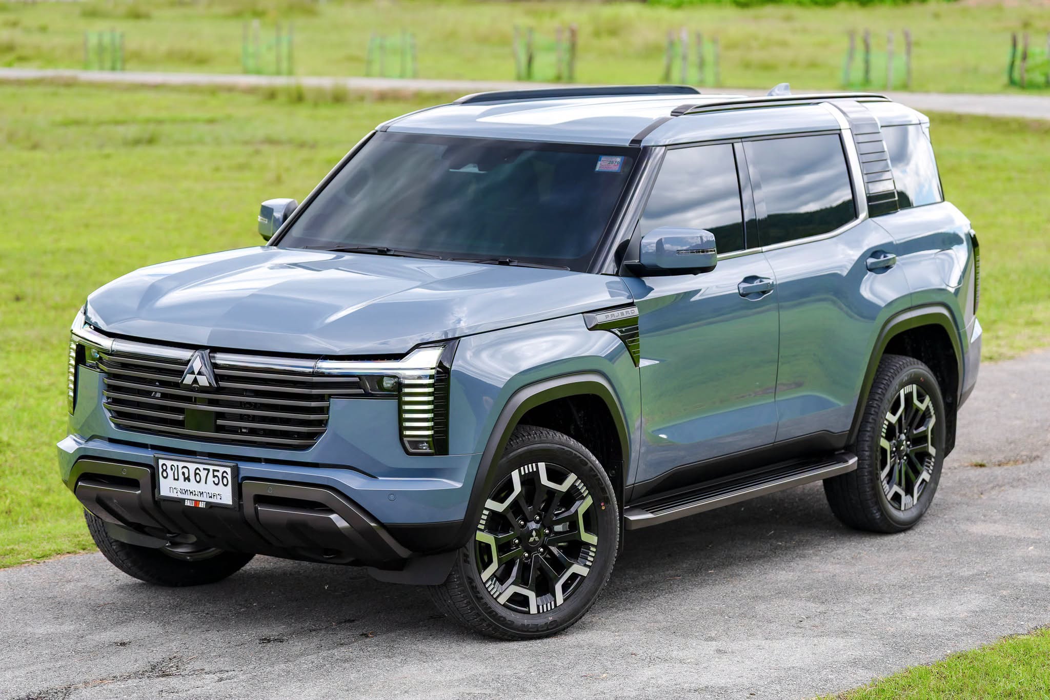 Mitsubishi Pajero vs Ford Everest: chọn SUV địa hình nào cho người mê động cơ dầu?