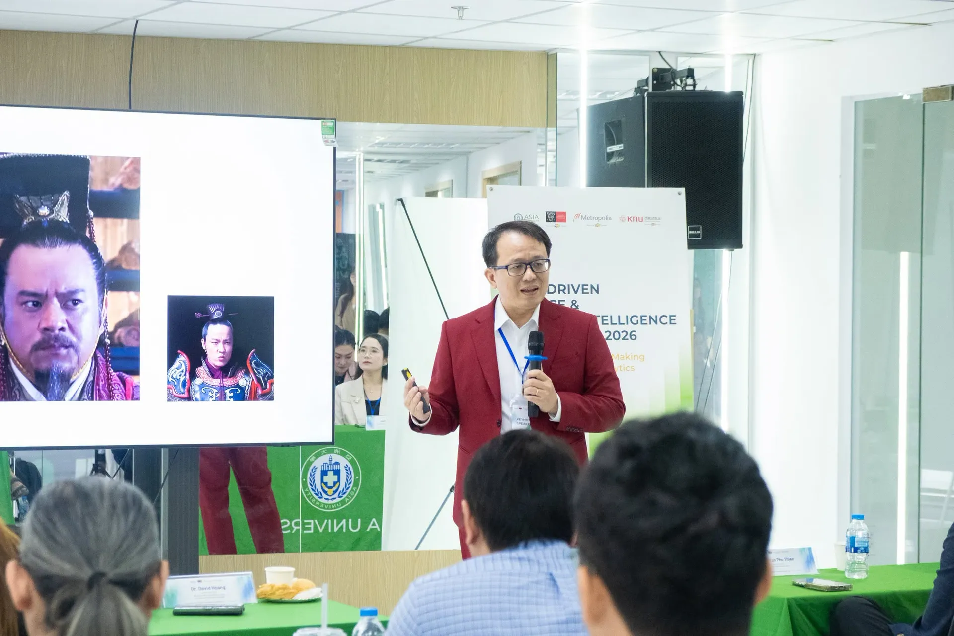 Khi AI phân tích, con người phải quyết định trong thời dữ liệu dư thừa