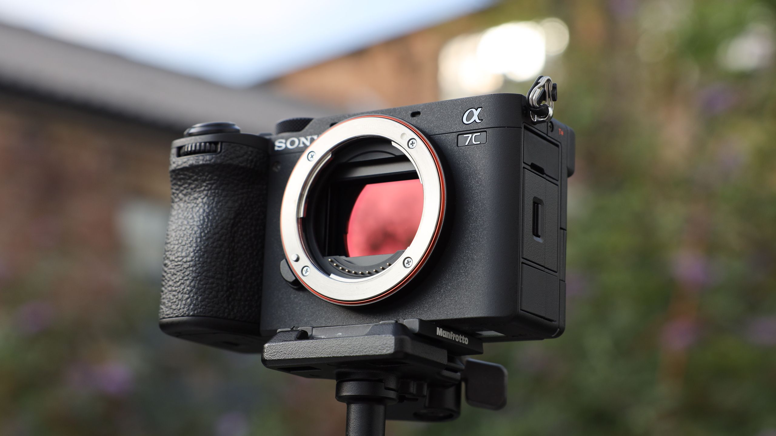 Sony a7 III: Máy ảnh full-frame cũ vẫn đáng tiền?