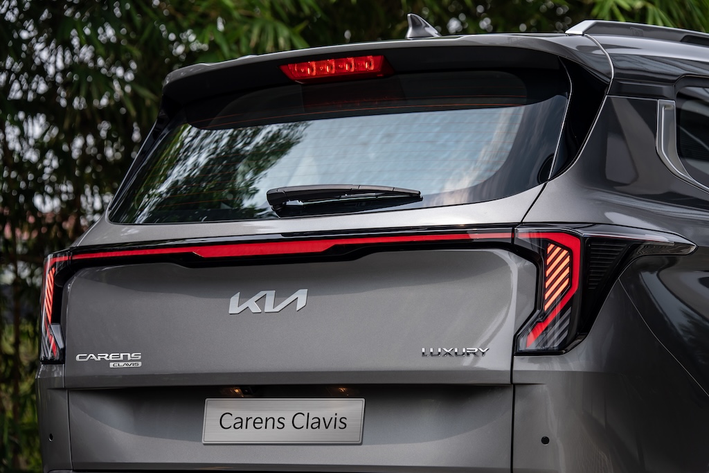 Kia Carens Clavis: nên chọn bản Deluxe hay Luxury?