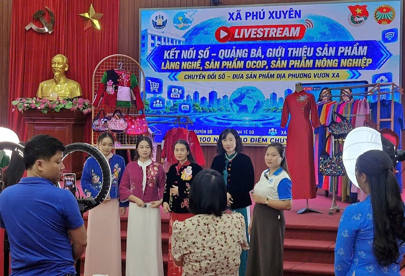 Làng nghề mộc livestream: Từ xưởng gỗ làng quê tới khách hàng toàn quốc