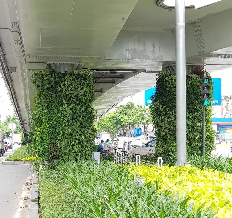 Phủ xanh trụ cầu và hầm chui: lối đi mới cho hạ tầng xanh Hà Nội