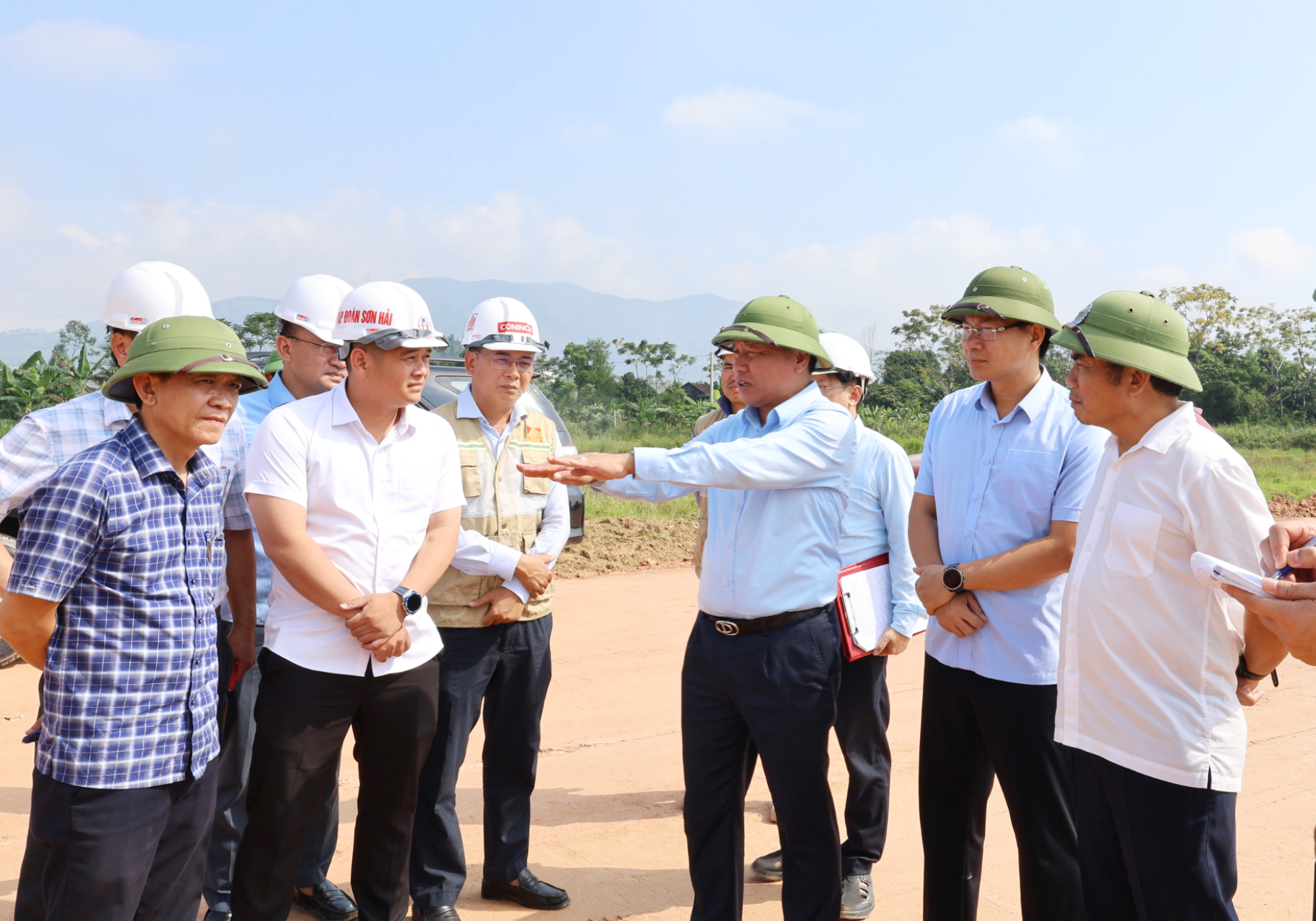 Cao tốc Vinh Thanh Thủy tăng tốc: chạy đua với mặt bằng và bãi thải