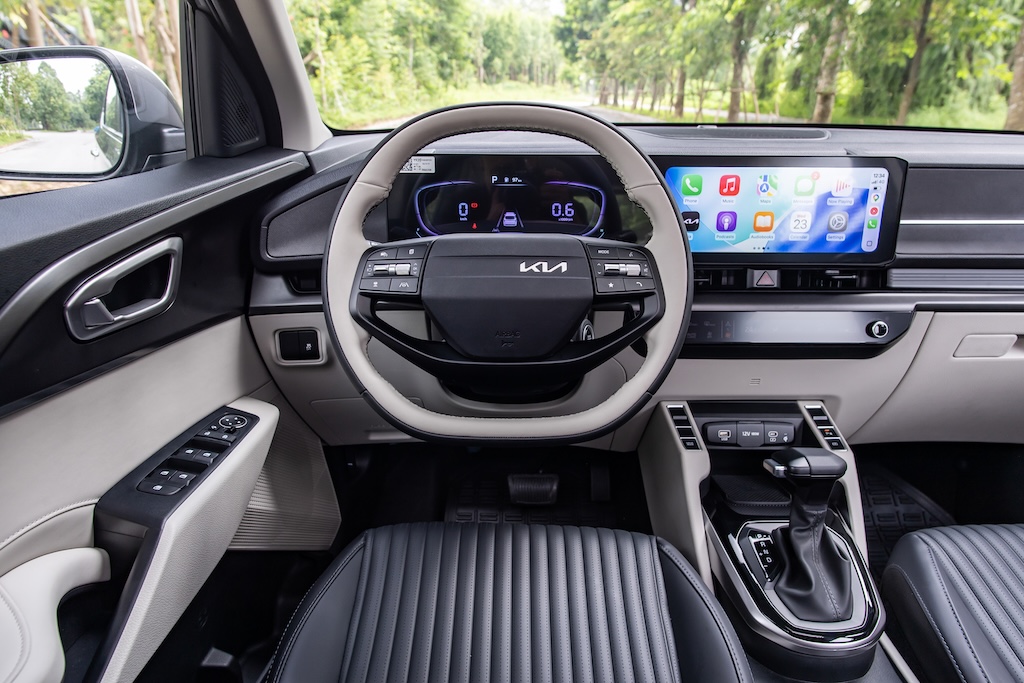 Kia Carens Clavis: nên chọn bản Deluxe hay Luxury?