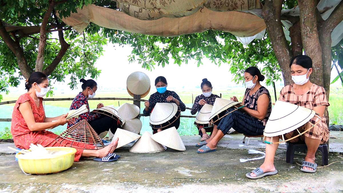 Làng nghề truyền thống: Thế hệ trẻ mở lối mới cho bánh chưng, bánh tráng và nghề đan lát