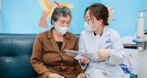 Tiêm chủng suốt vòng đời: tấm lá chắn cho người cao tuổi