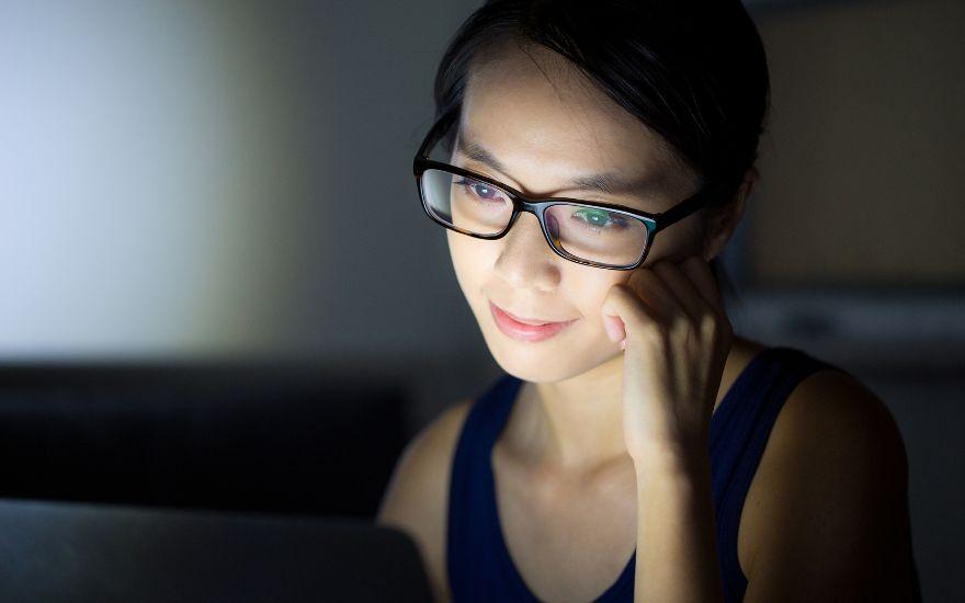 Kính chống ánh sáng xanh 85%: tiêu chuẩn tối ưu chứ không phải giới hạn