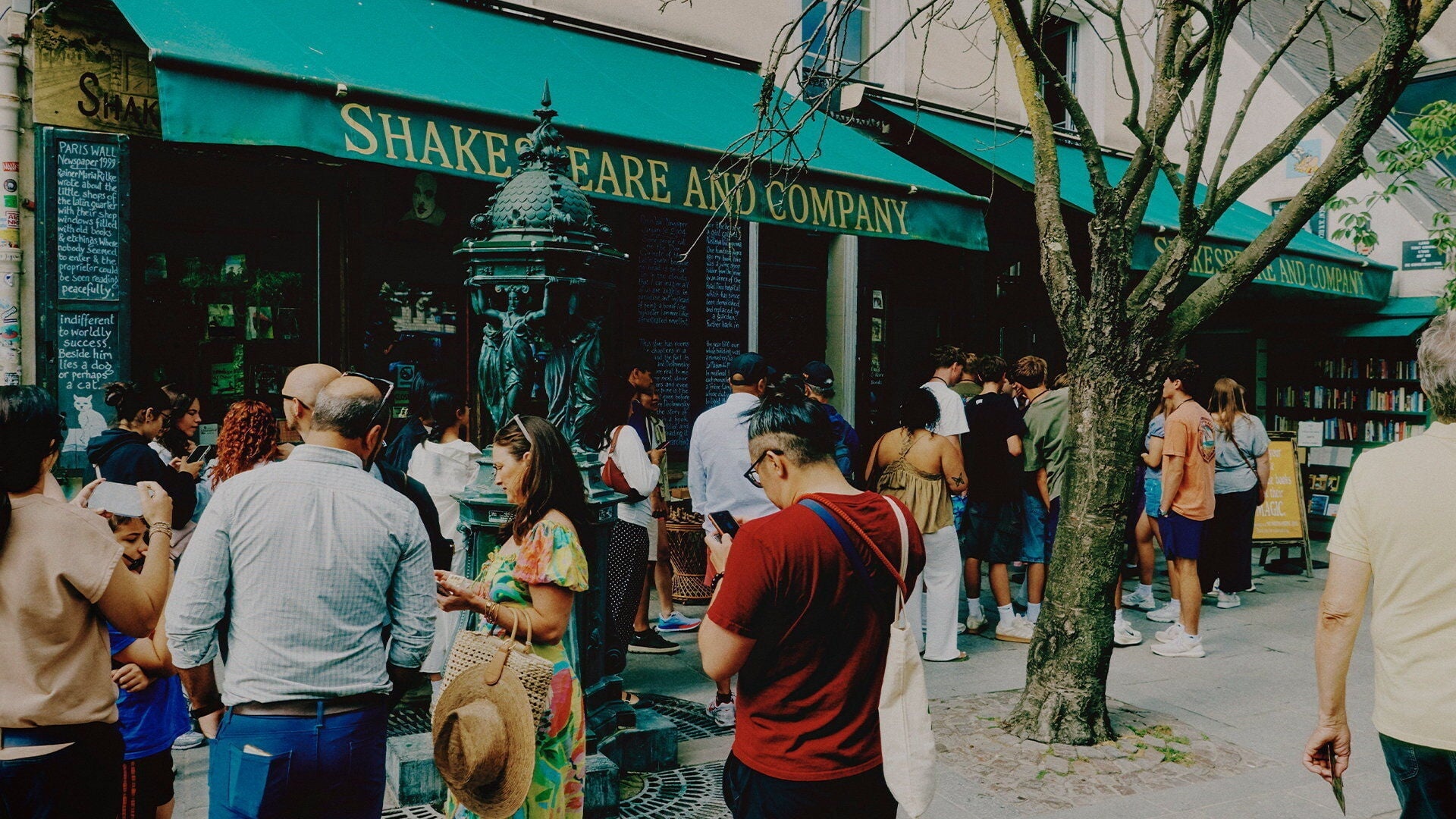 Những hiệu sách huyền thoại: từ Paris tới các thánh địa sách trên bản đồ du lịch