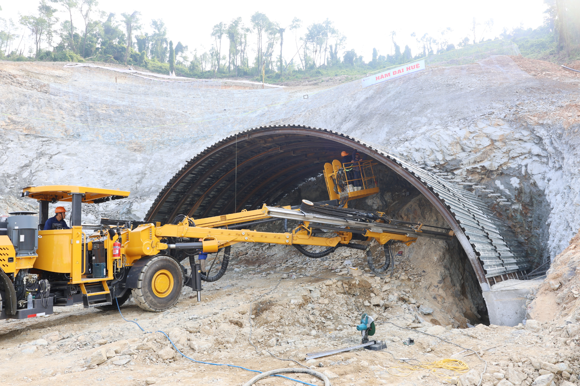 Cao tốc Vinh Thanh Thủy tăng tốc: chạy đua với mặt bằng và bãi thải
