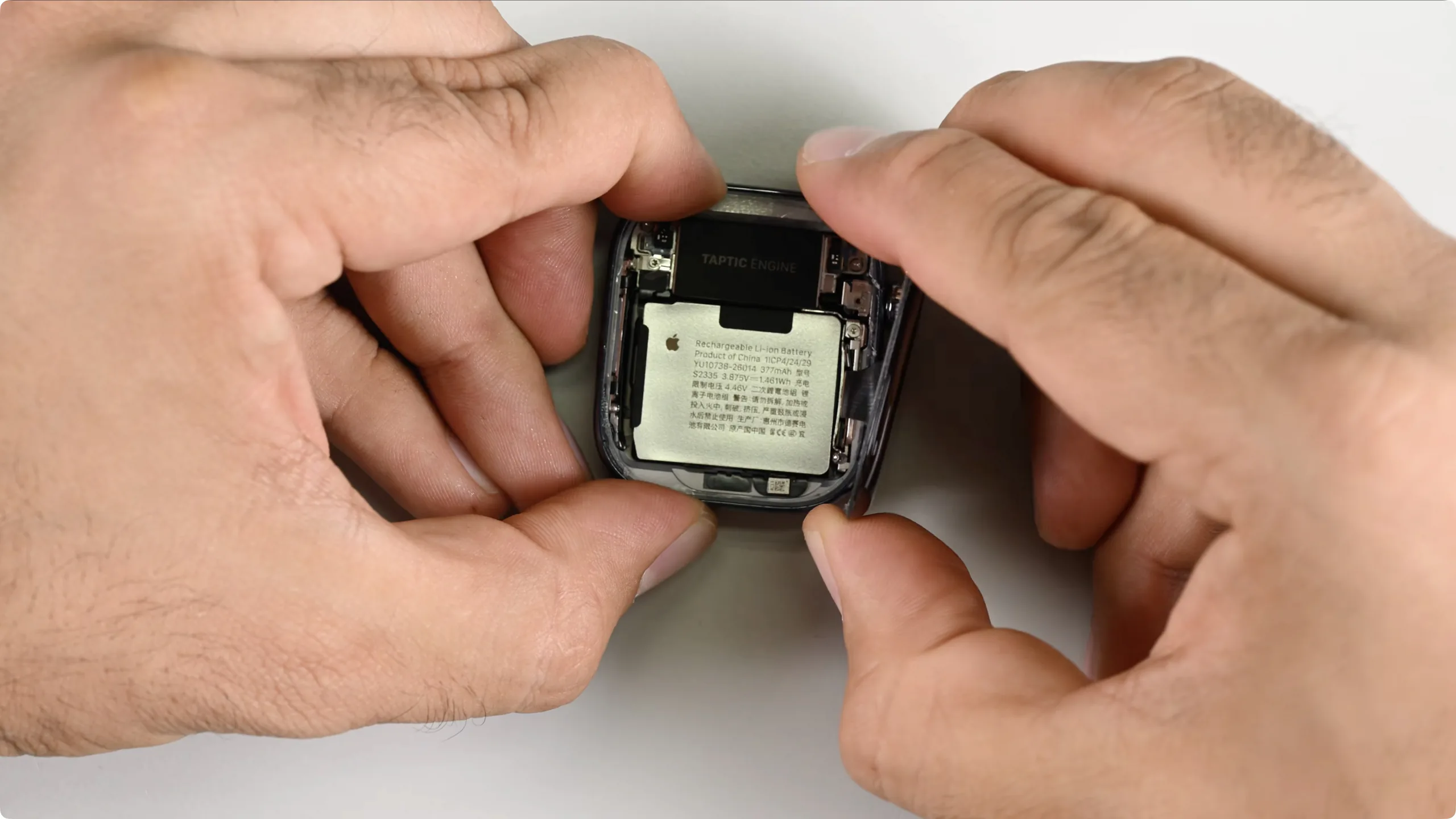 Apple Watch Series 12 và Ultra 4 bị iFixit chấm điểm sửa chữa thấp